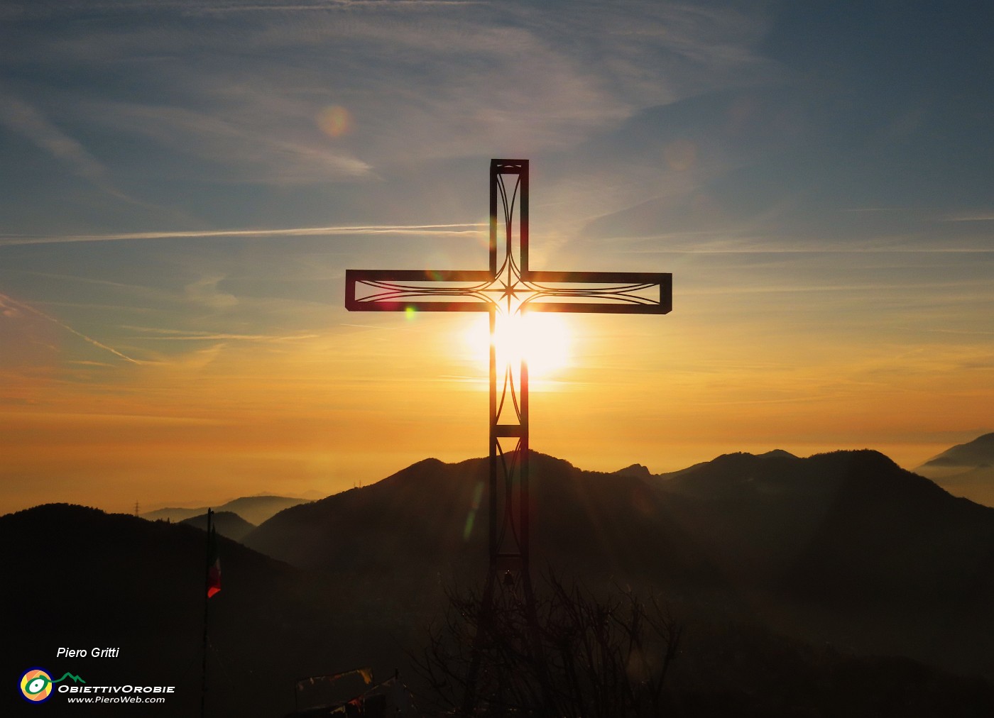 Tramonto di fuoco alla bella croce della Cornagera 